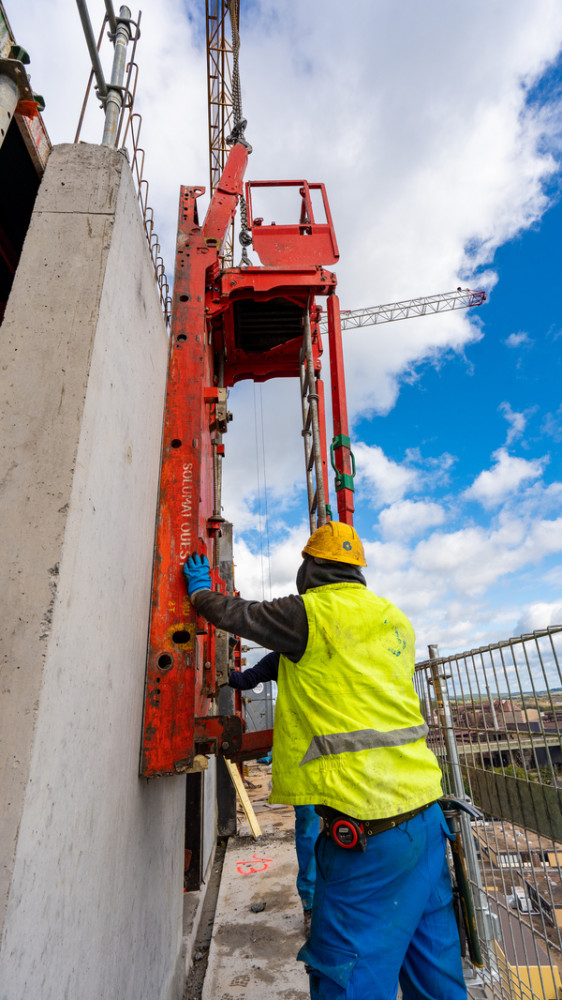 Opérateur utilisant la BOX RS SATECO sur le chantier de la tour Auréa au Luxembourg