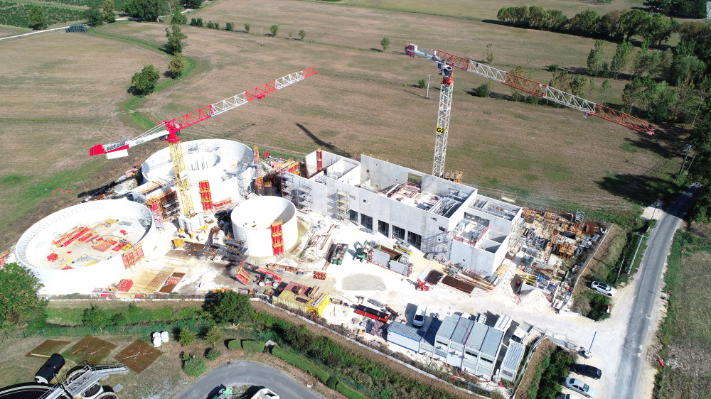 Vue aérienne du chantier d'agrandissement de la station d'épuration de Porto, avec les banches Sateco