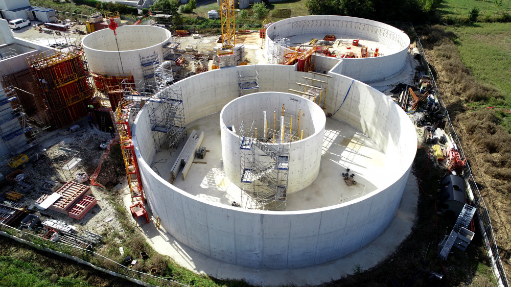 Vue aérienne du chantier d'agrandissement de la station d'épuration de Porto, avec les banches Sateco