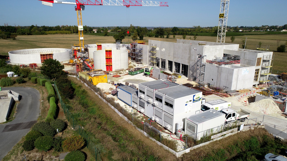 Chantier d'agrandissement de la station d'épuration de Porto, avec les banches Sateco et Capraro