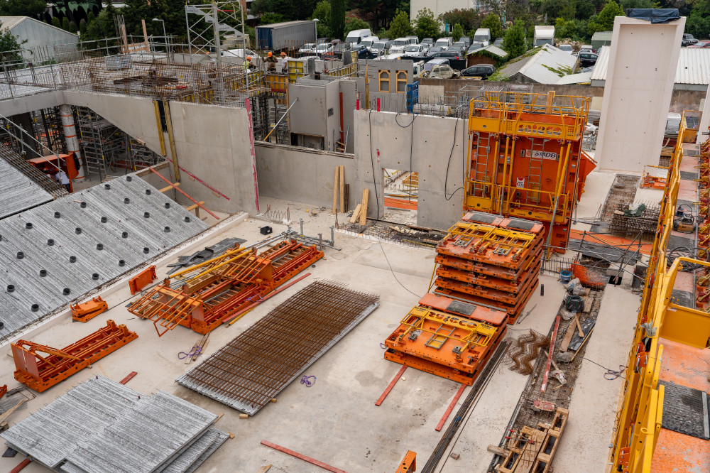 Vue du chantier Demathieu Bard pour le conservatoire de musique d'Antibes avec les banches Sateco SC 1015 Box 