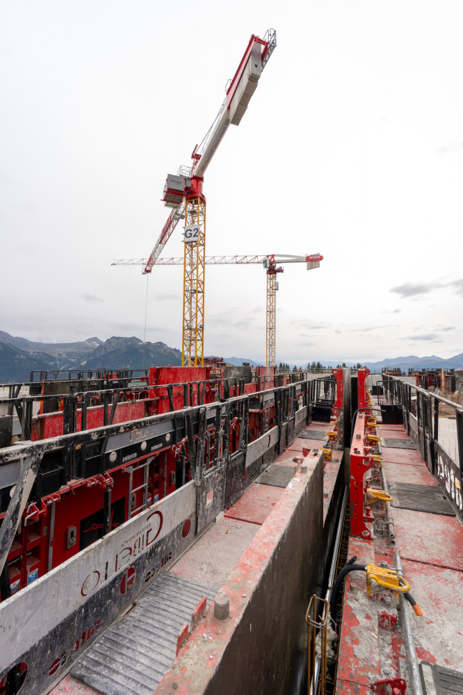 Travail en hauteur sur une banche Sateco, sur le chantier du Club Med à la Rosière