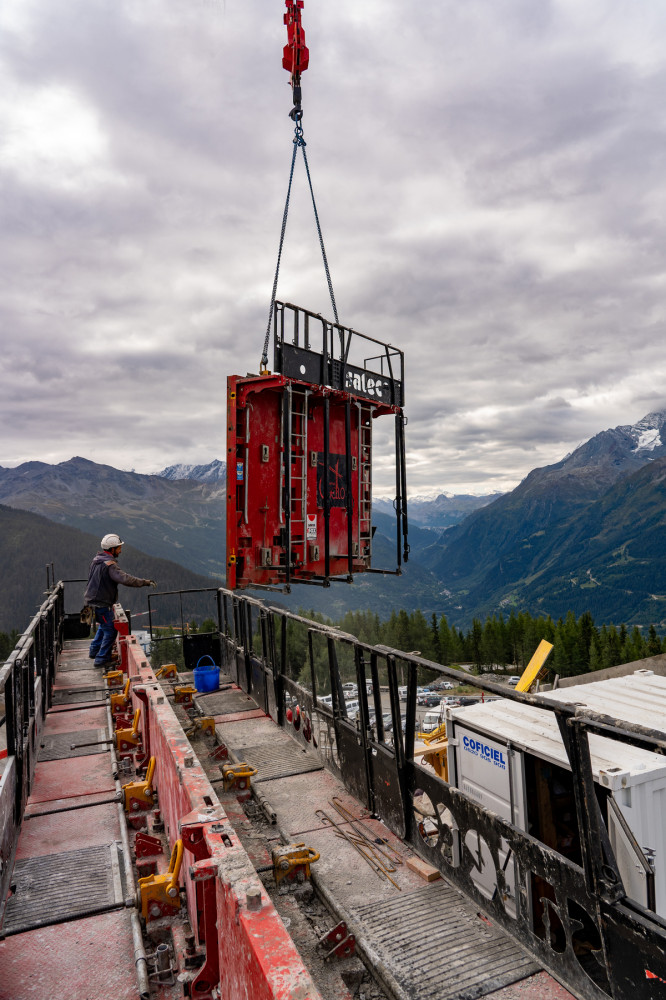 Banche Sateco posée par grue sur le chantier du Club Med de la Rosière, dans les Alpes