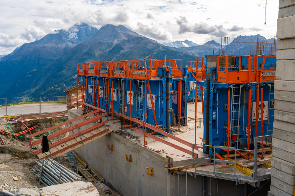 Banche SC 1015 BOX RS Sateco sur le chantier de SOTARBAT de l'Alpen Lodge de la Rosière Montvalezan, avec vue sur les Alpes