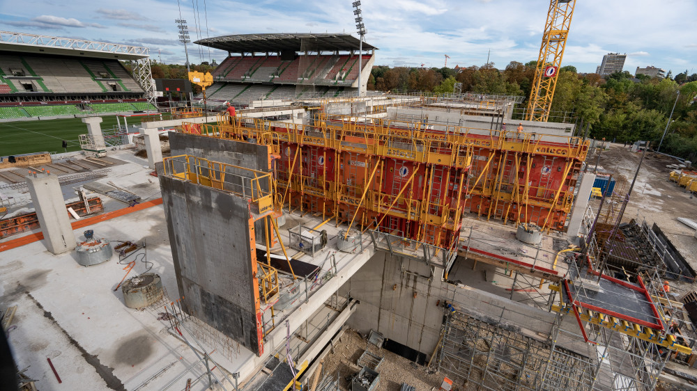 Construction de la nouvelle tribune du stade de Metz avec les Banches SC 1015 BOX et Passerelles P3D SATECO sur le chantier Demathieu Bard 